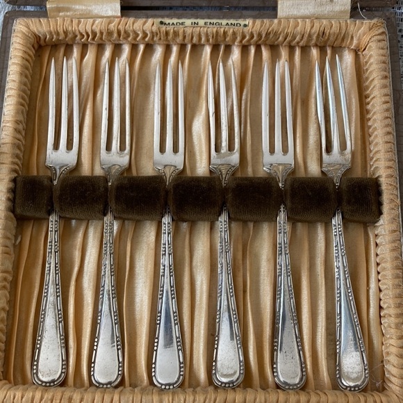 Vintage Sliver plates Dessert Forks. Set of 6 in a Case Made in England - Picture 7 of 12